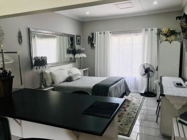 Gate 66 Bed and Breakfast Somerset East Esterno foto